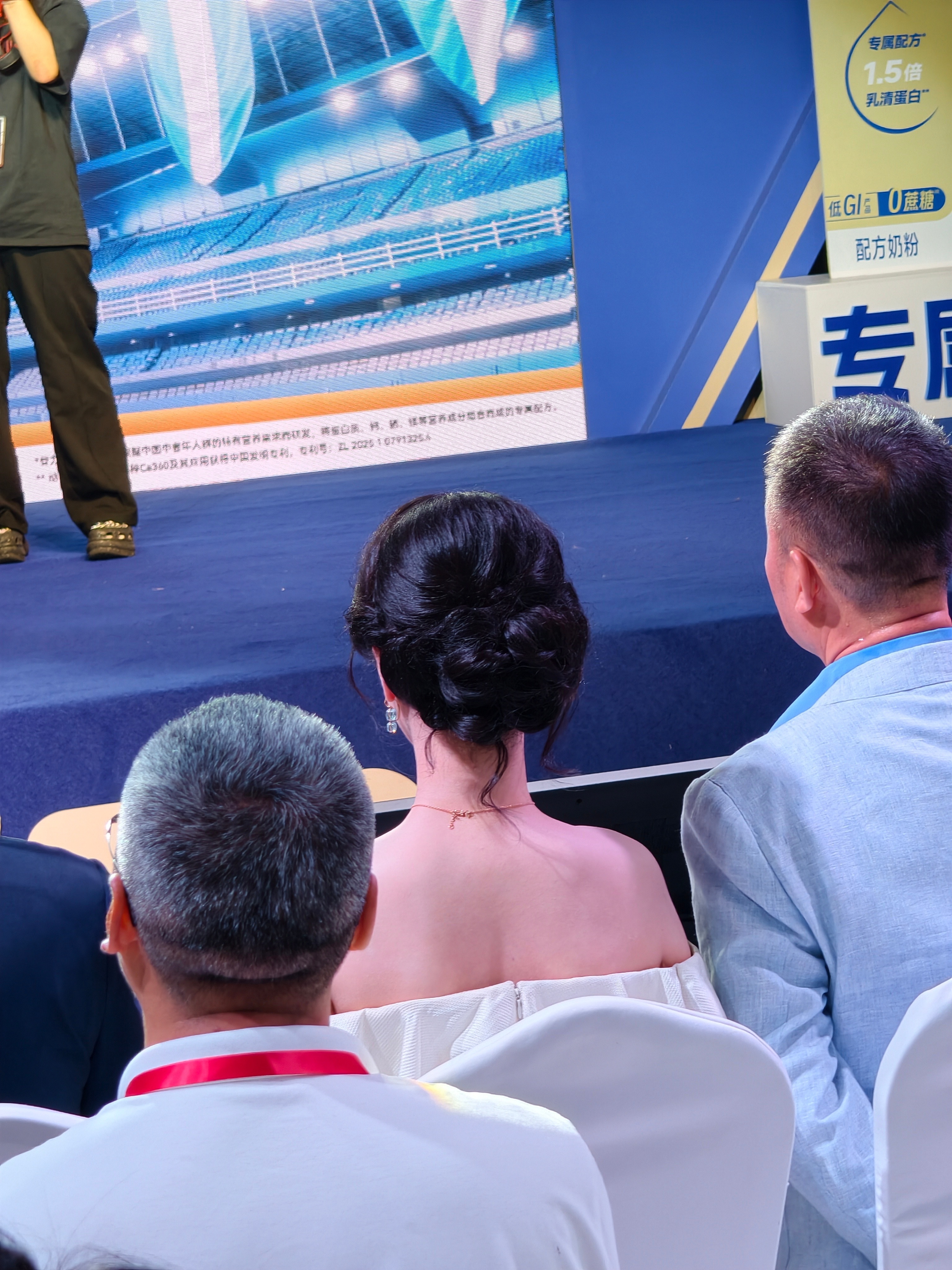 杨紫原声家庭原生家庭很幸福的杨紫 杨紫：把腿合上！在这样友爱的家庭一定会很幸福吧