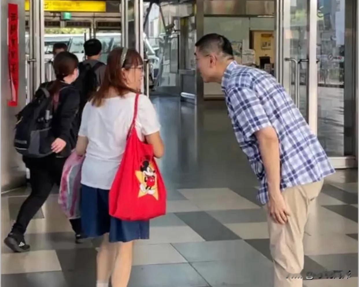 民进党和绿营是铁了心要把基隆市长谢国梁从市长宝座拉下来。
谢国梁为了反制绿营的罢