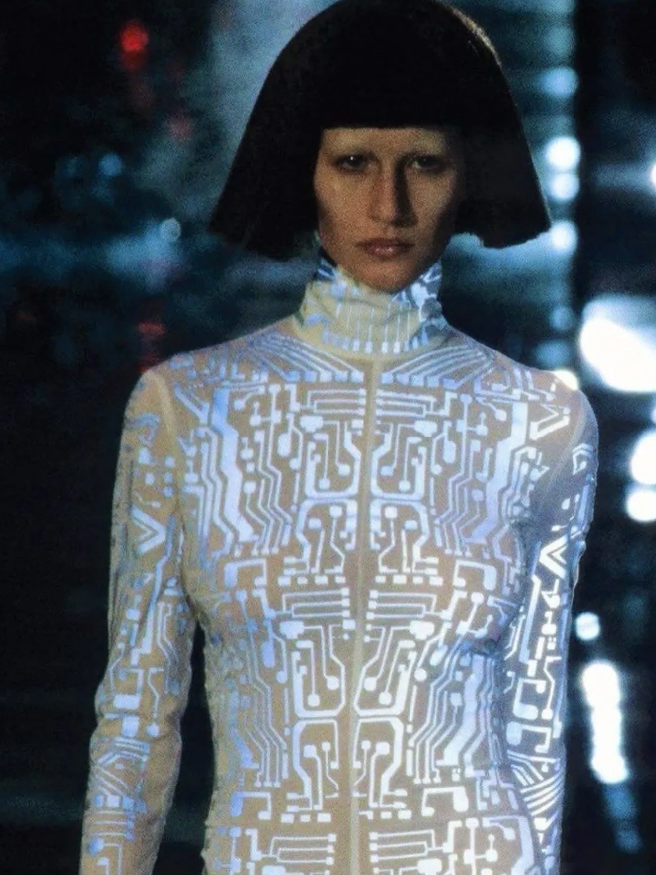 Givenchy 1999秋冬系列的机器人时装，来自Alexander McQu