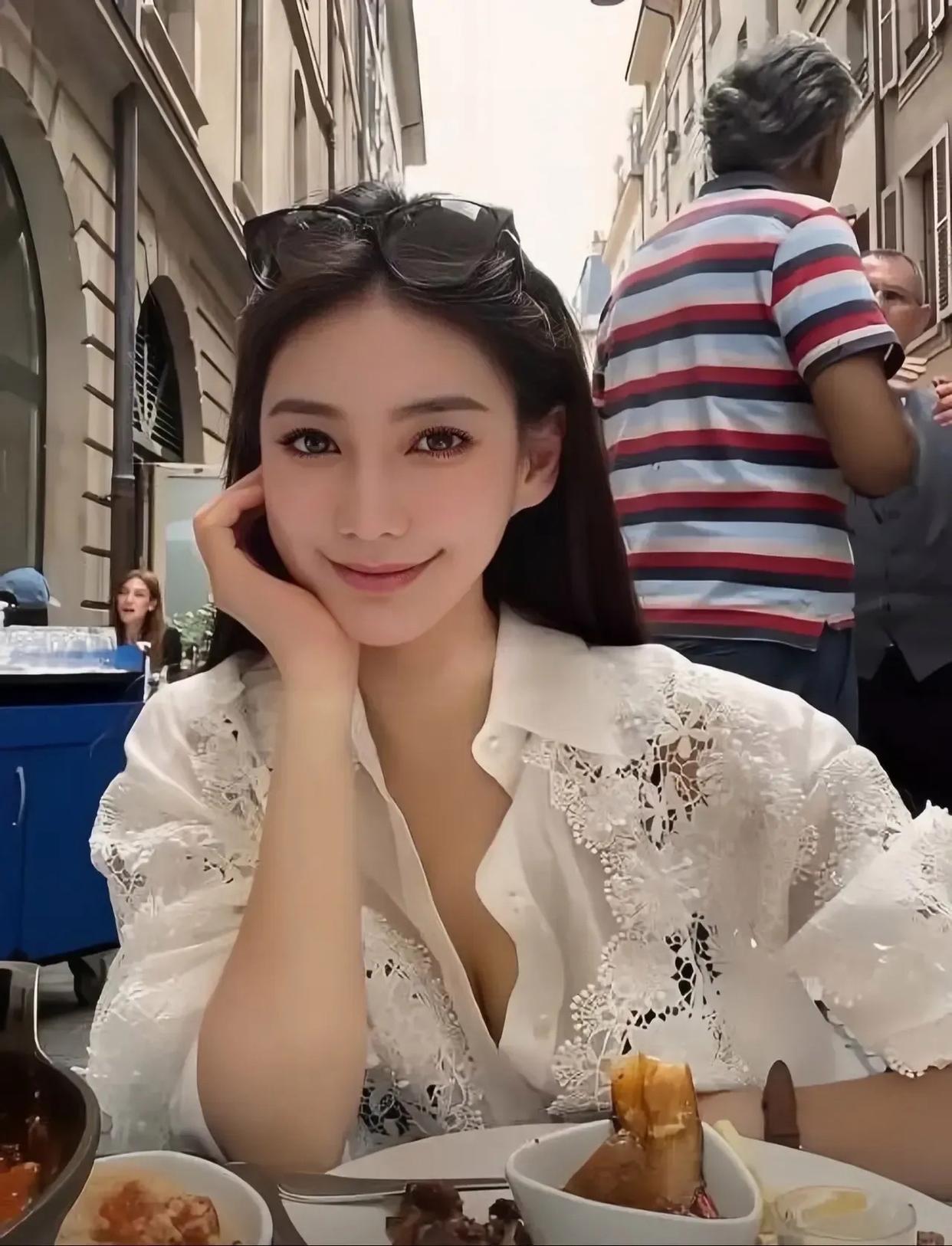 这件上衣，模特解开两个扣子。马筱梅则直接解开3个，手故意托腮，无惧走光！ ​​​