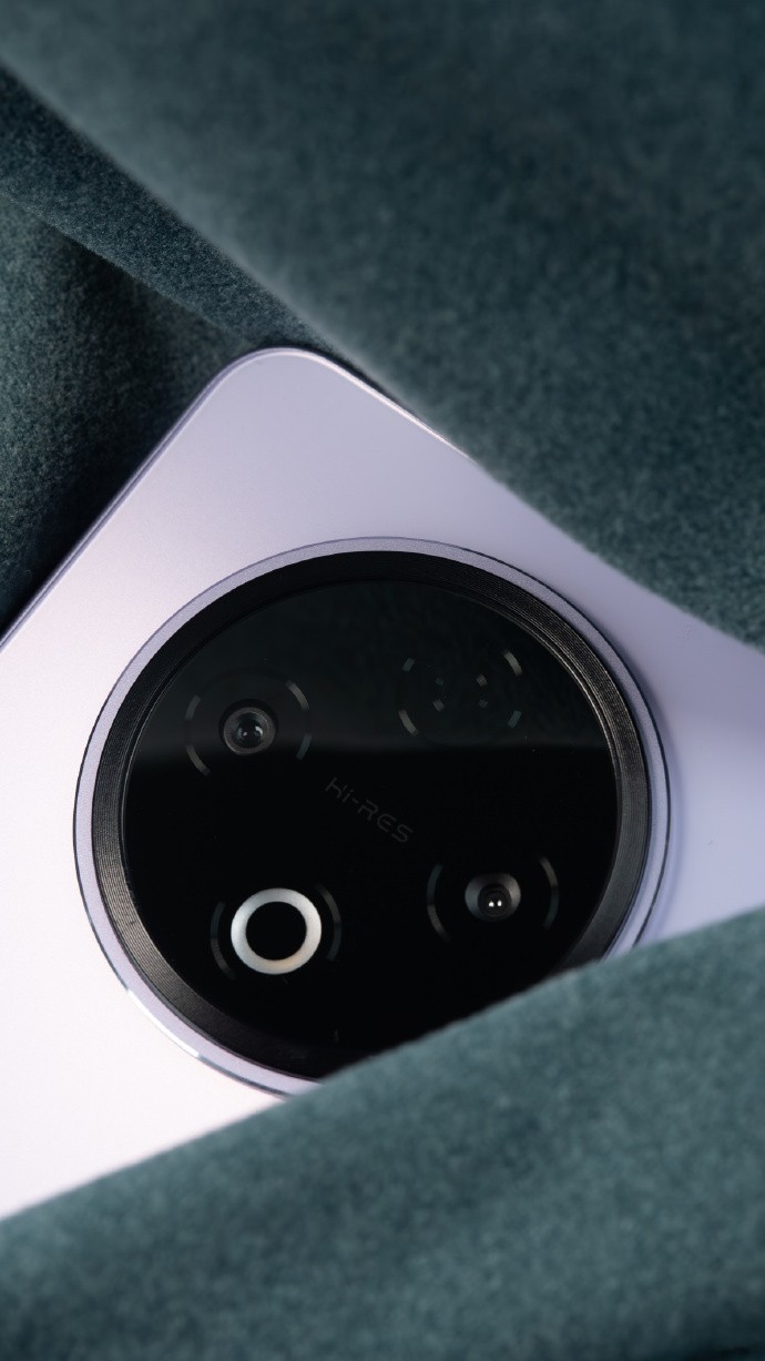 自用Y500最满意的就是续航🔋，日常刷手机、回消息，两天一充完全没问题，就算偶