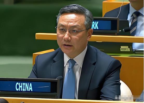 当联合国高官流畅切换四国语言，却唯独没有中文时，中国代表孙磊大使没有愤怒指责，而