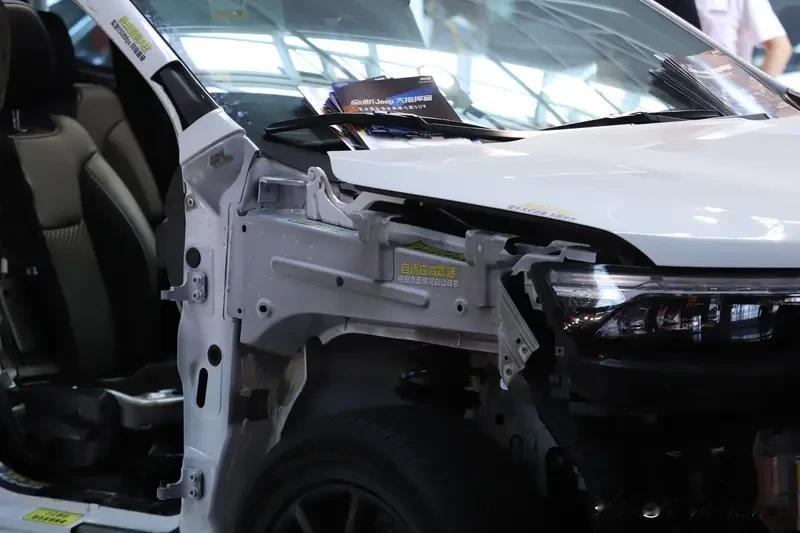 标题：小米YU7首次拆解曝光！赤峰事故亲历者：这车救了我一命！
正文：全网首次拆