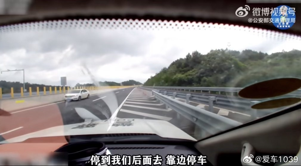 【爱车安全贴士为爱痴狂？轿车高速路逆行被交警拦下，司机：只想早点见到她… 】前不