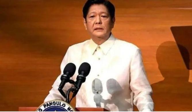 自从中国停止进口菲律宾香蕉，菲律宾香蕉协会的负责人愤怒地表示：“中国断了30万蕉