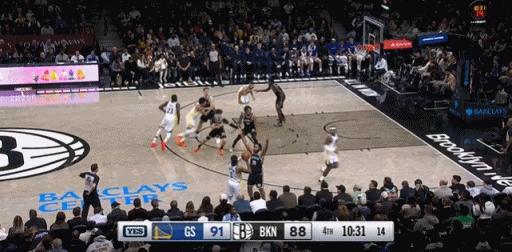 日天模式！裁判惹谁不好惹库里！
在今天NBA常规赛勇士对阵篮网的第四节比赛初，库