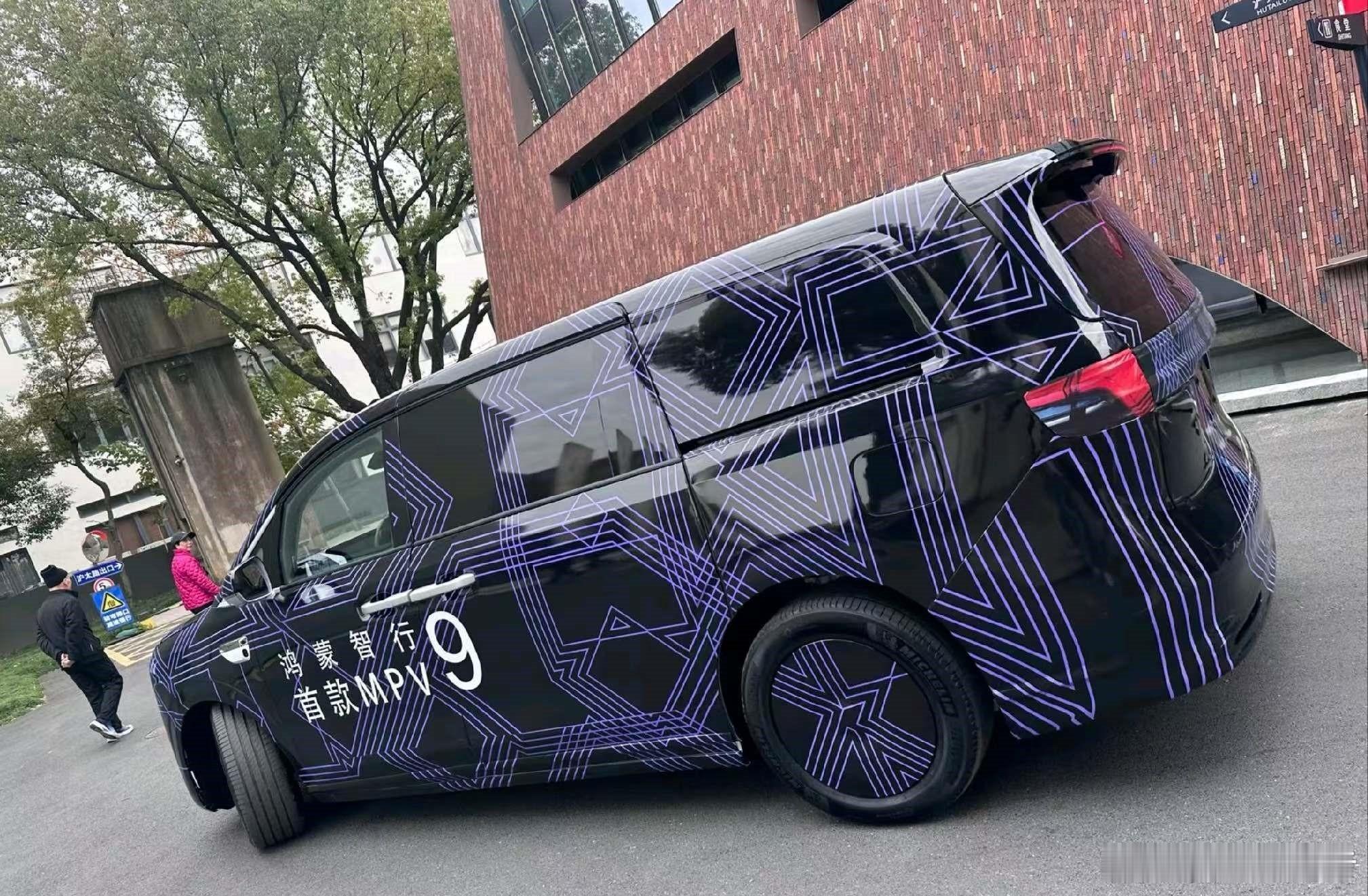 鸿蒙智行首款MPV实车曝光12月8日，鸿蒙智行首款旗舰MPV测试谍照首曝，车身约