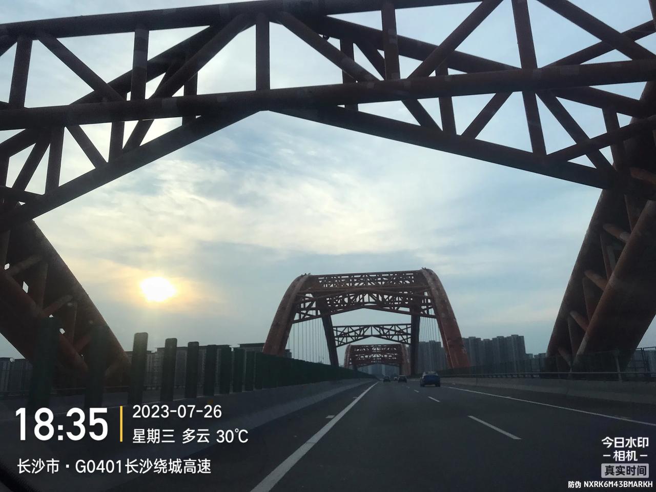 落日长河远，一抹未尽流，遥望天边客，一笑也关情。
