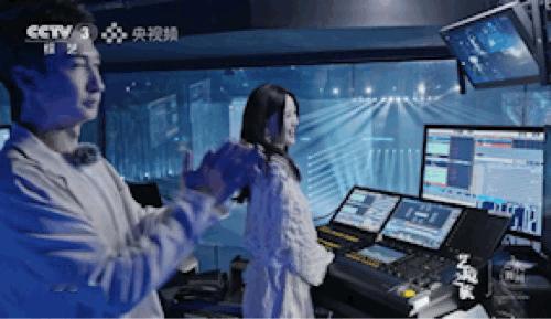 陈乔恩在澳门改行干上灯光师了 澳门解锁"幕后追光者"身份，央视综艺里玩转灯光设备