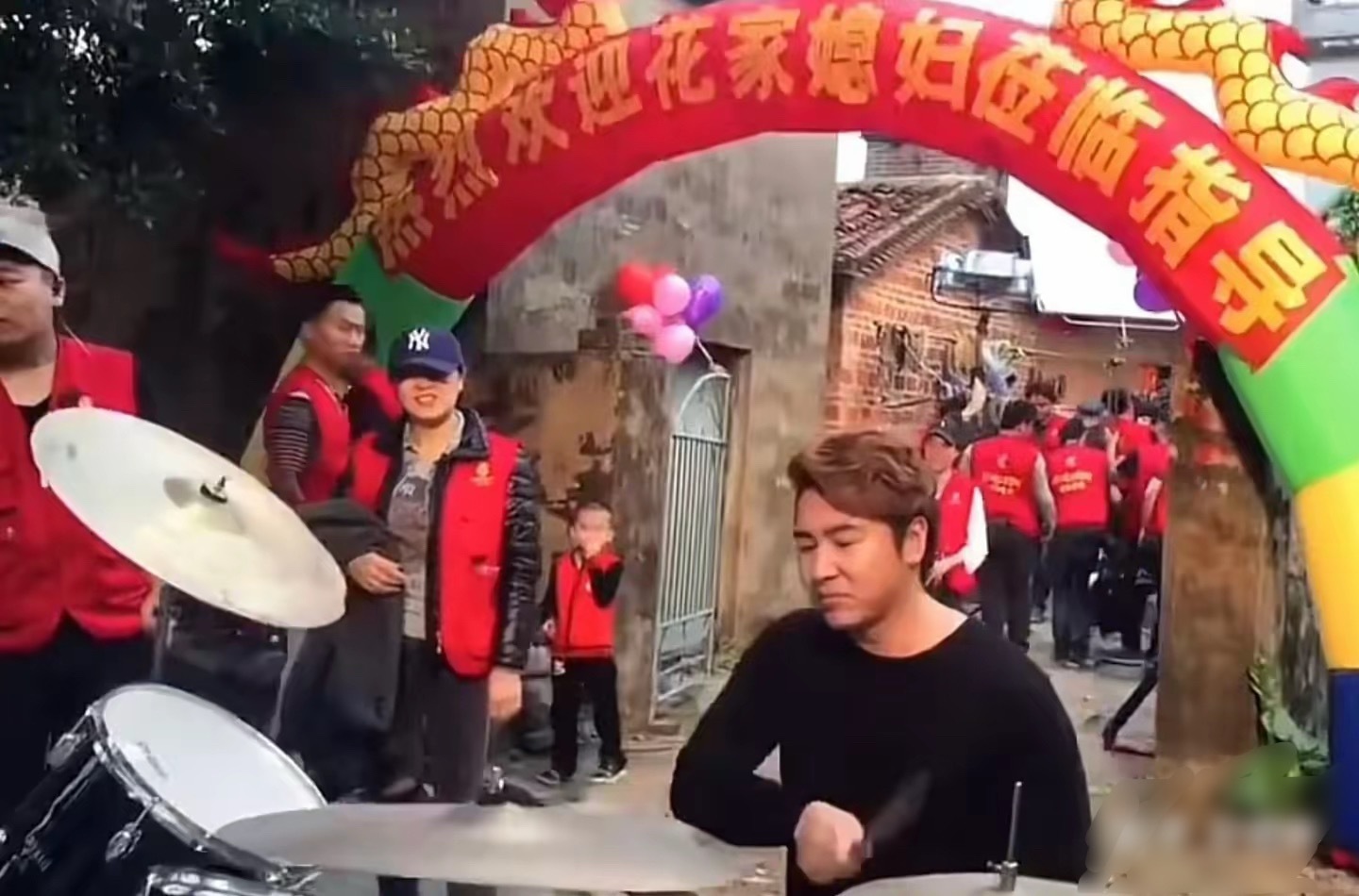 这是哪位明星啊，居然现在这样了。。。 