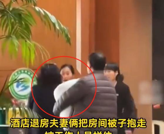 万万没想到！山东，夫妻俩去酒店里开房，房间里环境很不错，让这对夫妻俩着实是放松了
