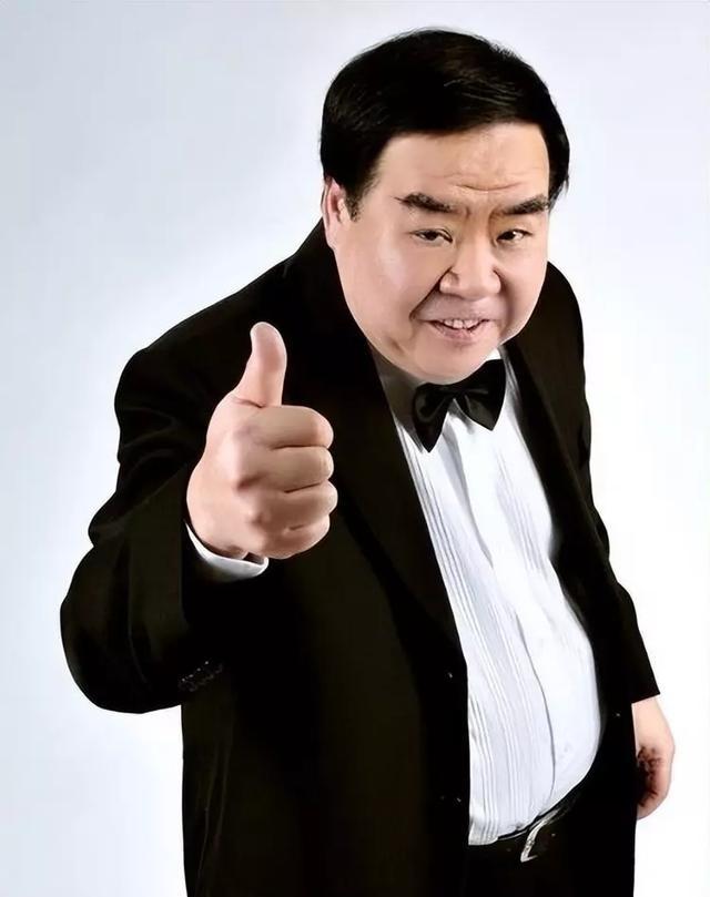 1993年，郑则仕公司破产，欠下8000w外债，走投无路之际，他向昔日好友周润发