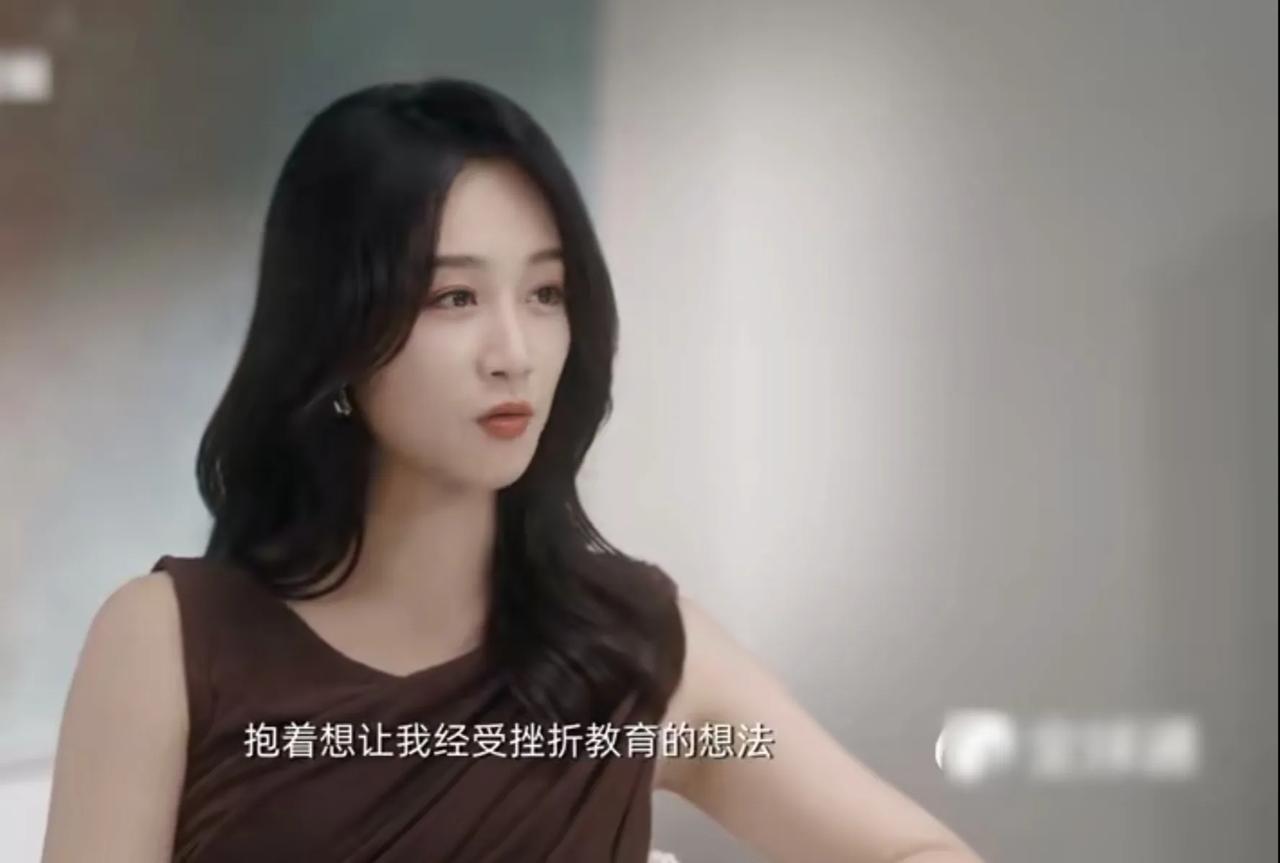 蓝盈莹被问到考中戏的时候爸妈是支持的还是反对的，她说：“他们是抱着想让我经受挫折