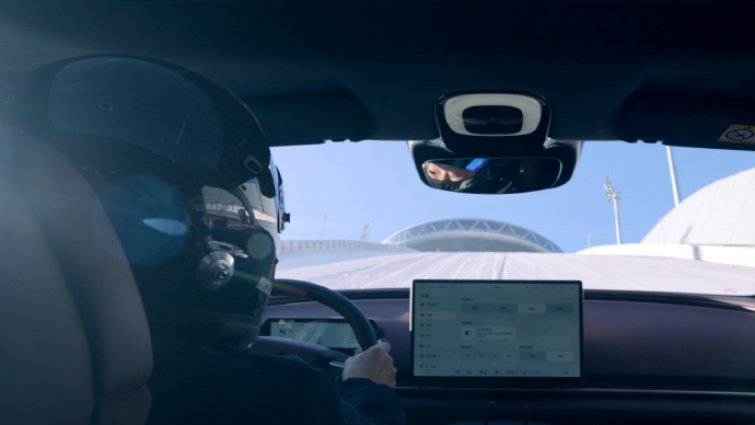 昊铂A800创史上最高最长雪地跳台极限爬坡纪录 昊铂A800这回算是玩出花了，直