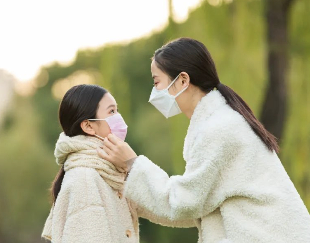 秋季风大，若处于户外环境，面部易接触到灰尘、动物皮毛等易过敏物质，此时建议外出时