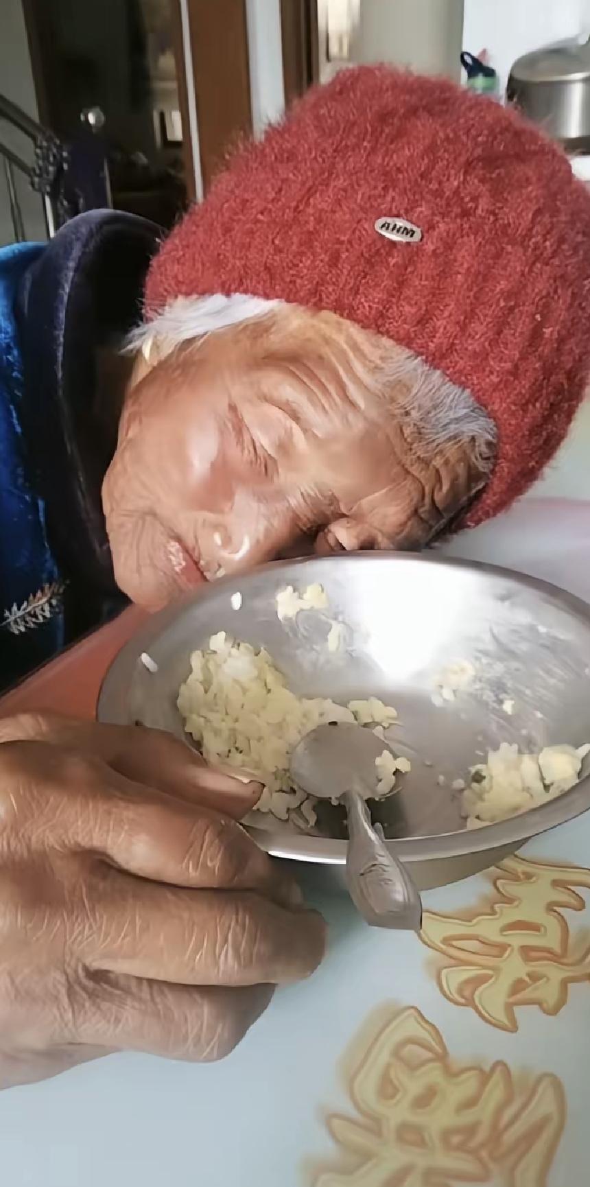 吃饭时突然倒下，没喊疼也没抽搐，妈就走了。
医生说是心脏的事，不是老了该走，是根