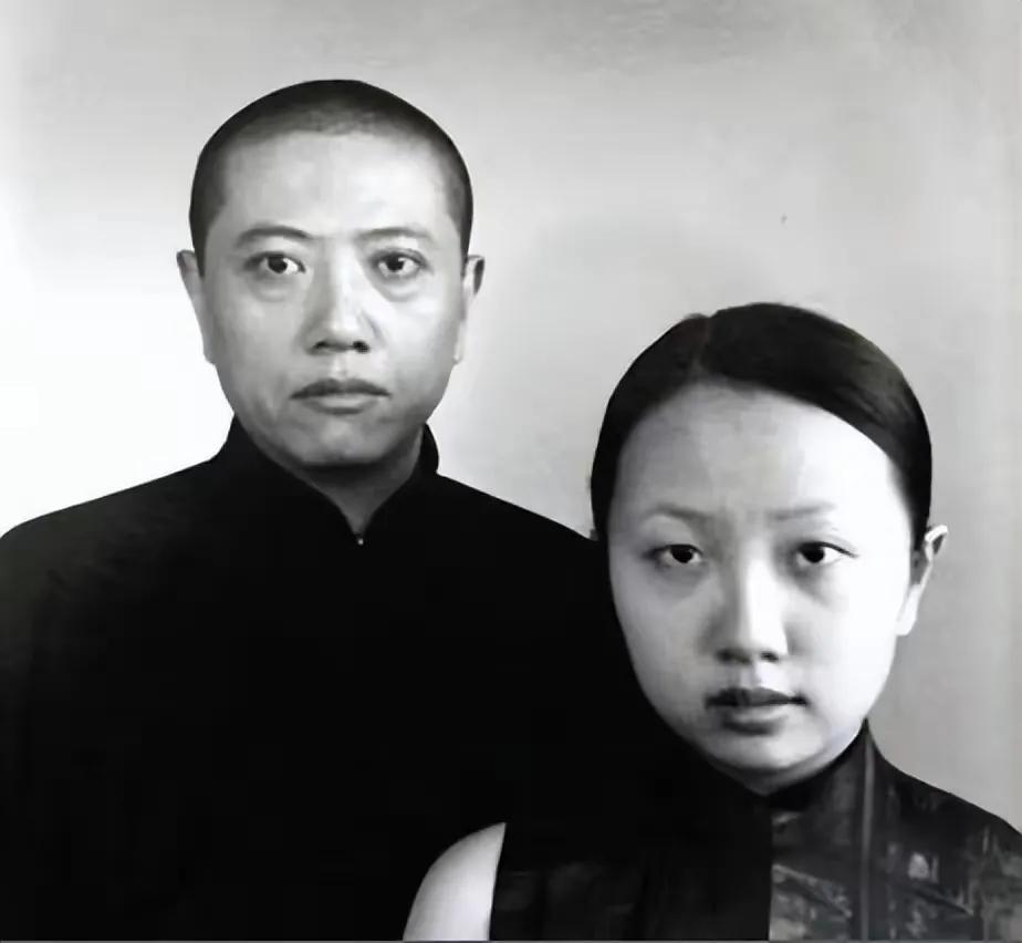 陈丹青妻子也是一位画家。
陈丹青出生于上海一个具有深厚底蕴的家庭，其爷爷陈砥中毕
