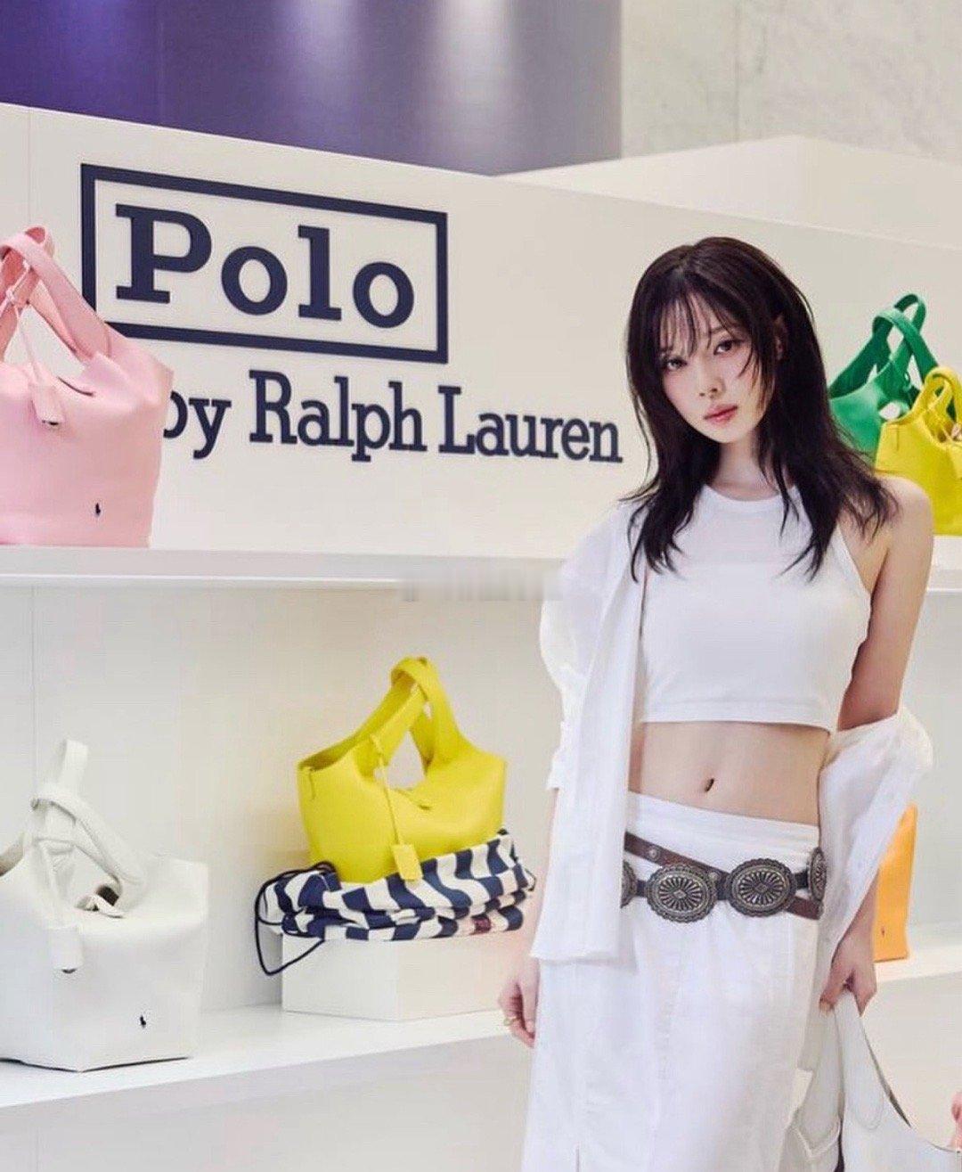 aespa成员金玟庭（WINTER）以一套全白造型惊艳亮相Ralph Laure