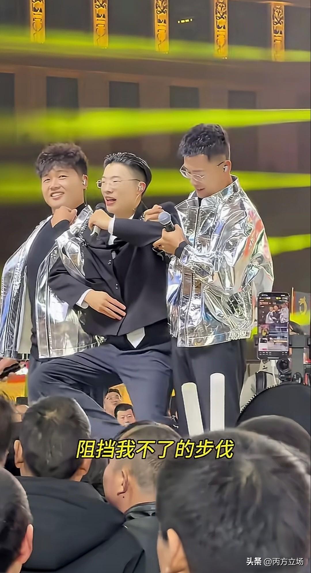 郭有才起飞了，两位壮汉直接把他架起来唱！只见他双腿在空中疯狂画圈，那频率堪比踩缝