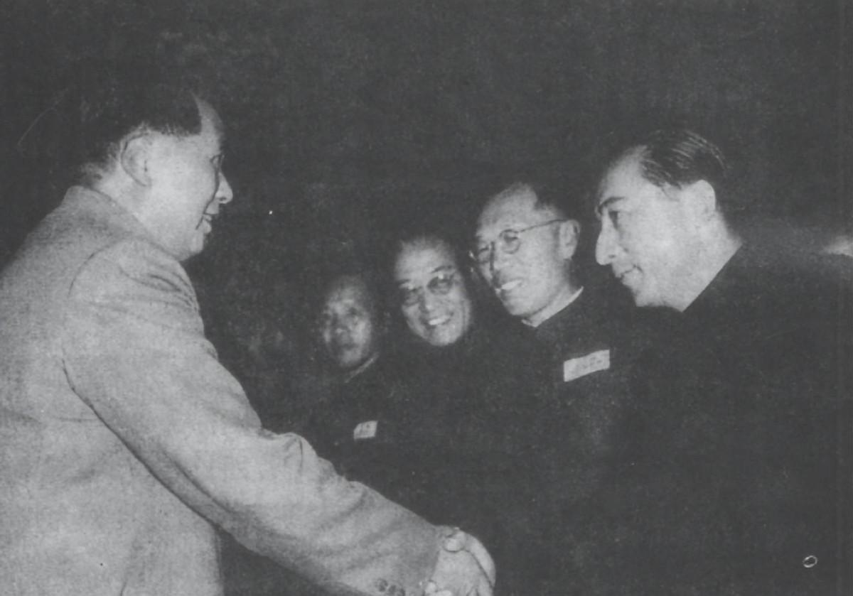 1949年满族将军为何敢当众坐在毛主席身边，毛主席询问张学思的下落有何深意？
1