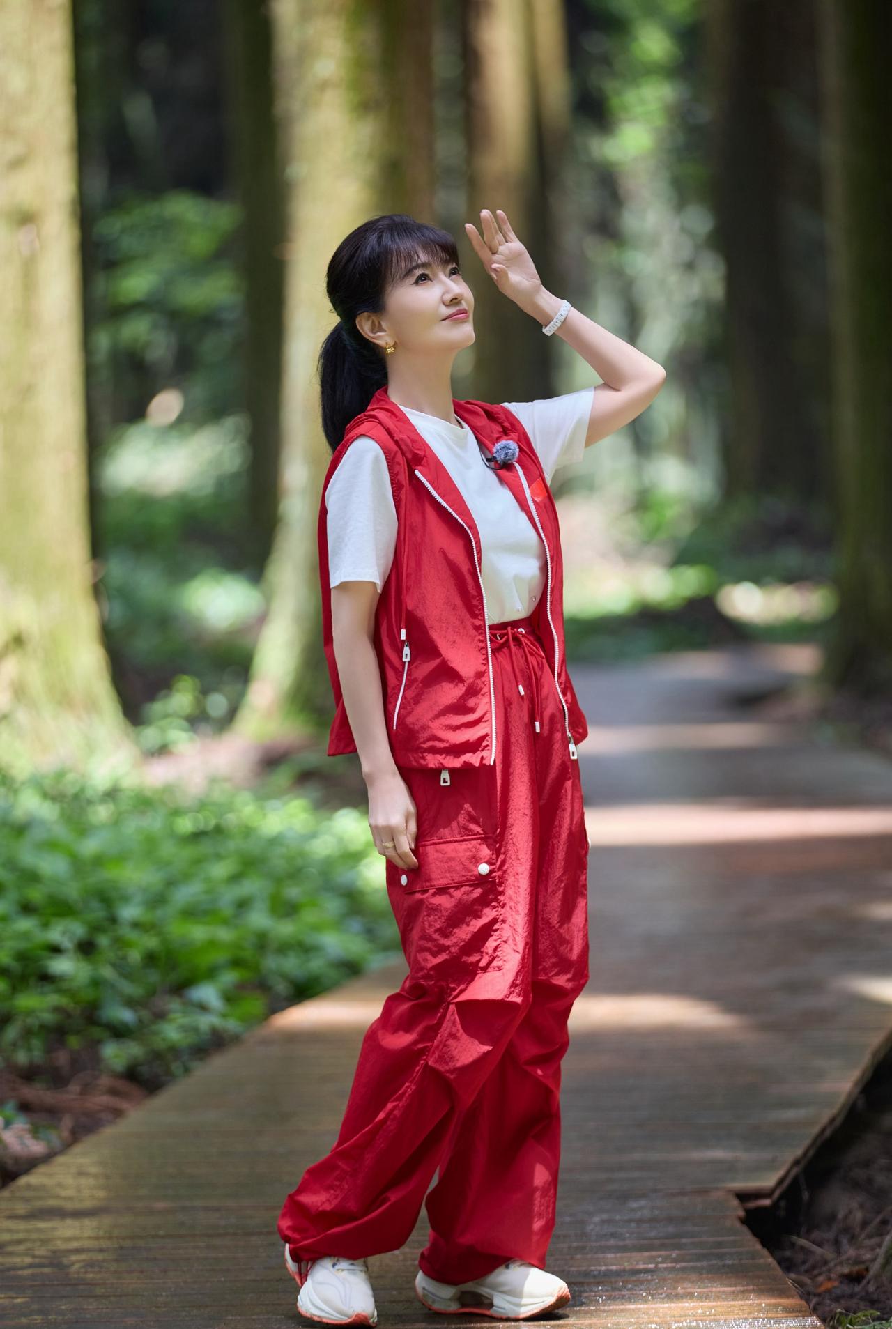73岁赵雅芝近期穿搭分享，70岁左右的女人学起来，瞬间年轻10岁或20岁。发现没