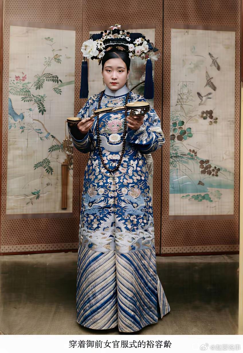 图中手捧玉如意的女子是慈禧太后的御前女官、中国近现代舞蹈先驱——裕容龄。她身着御