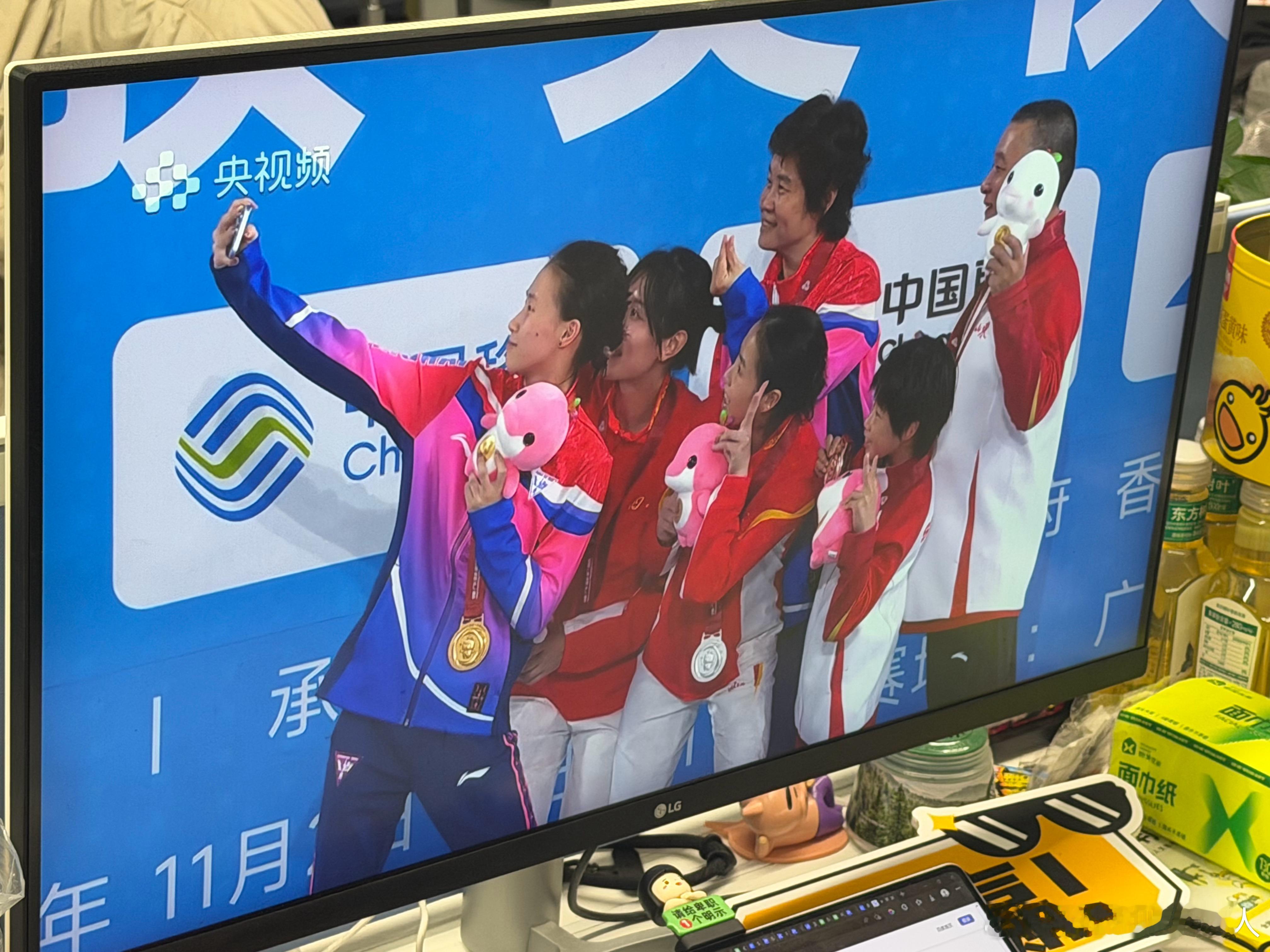 陈芋汐全运会10米台金牌太牛了！陈芋汐比赛后还用荣耀500记录金牌时刻！居然提前