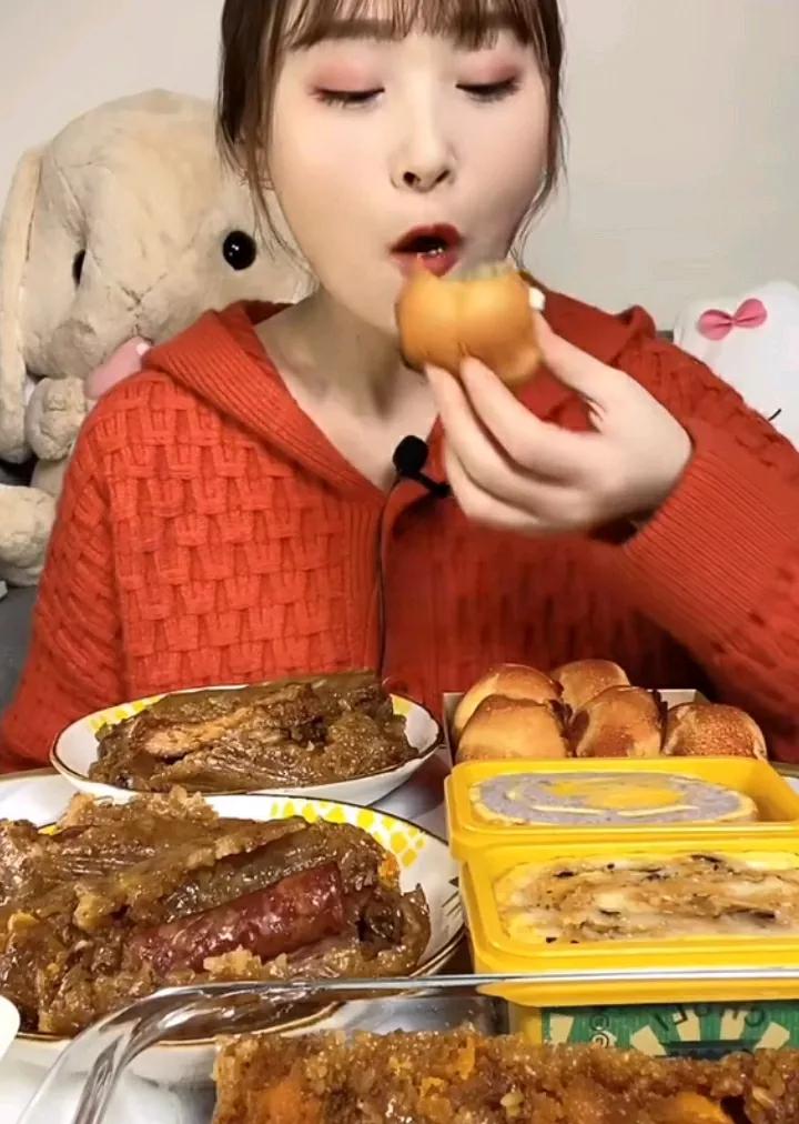 佳人笑语香，美食满桌摆。#美酒佳肴配佳人# #餐桌上的风情# #美食在人间。# 