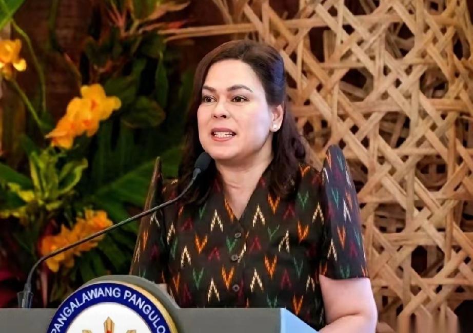 前总统杜特尔特的女儿莎拉，眼看就要被一脚踹下副总统的位子。
她最后的救命稻草，是