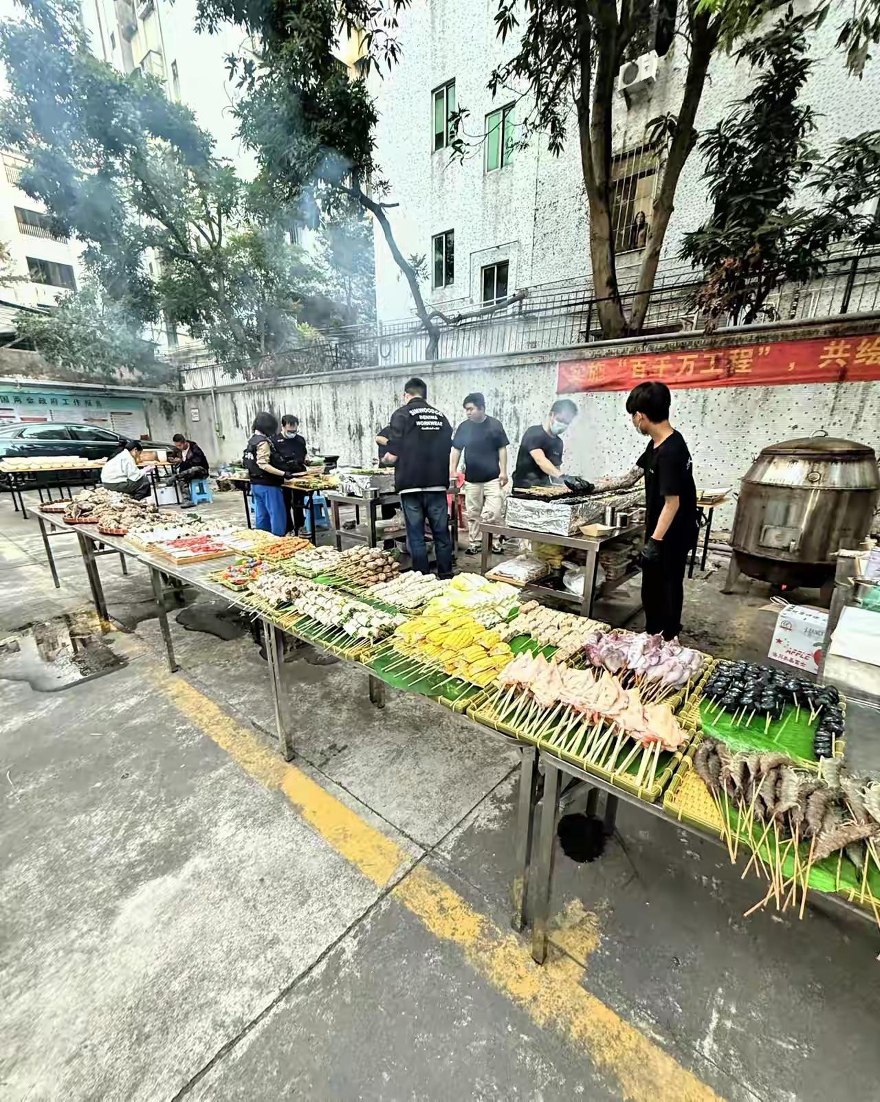邓超真是大气，请全剧组的人吃烧烤了，看着人还不少！
从照片中可以看到，准备的烧烤