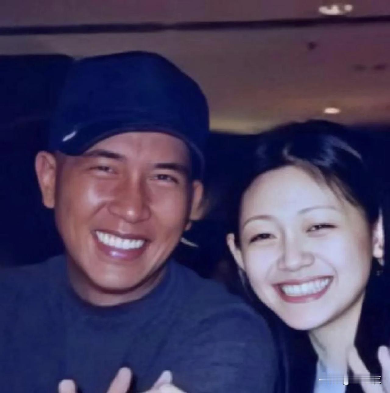 徐熙媛整个人生其实是很明显的缺爱状态，因为她在那样盼儿子的原生家庭里，她小时候肯