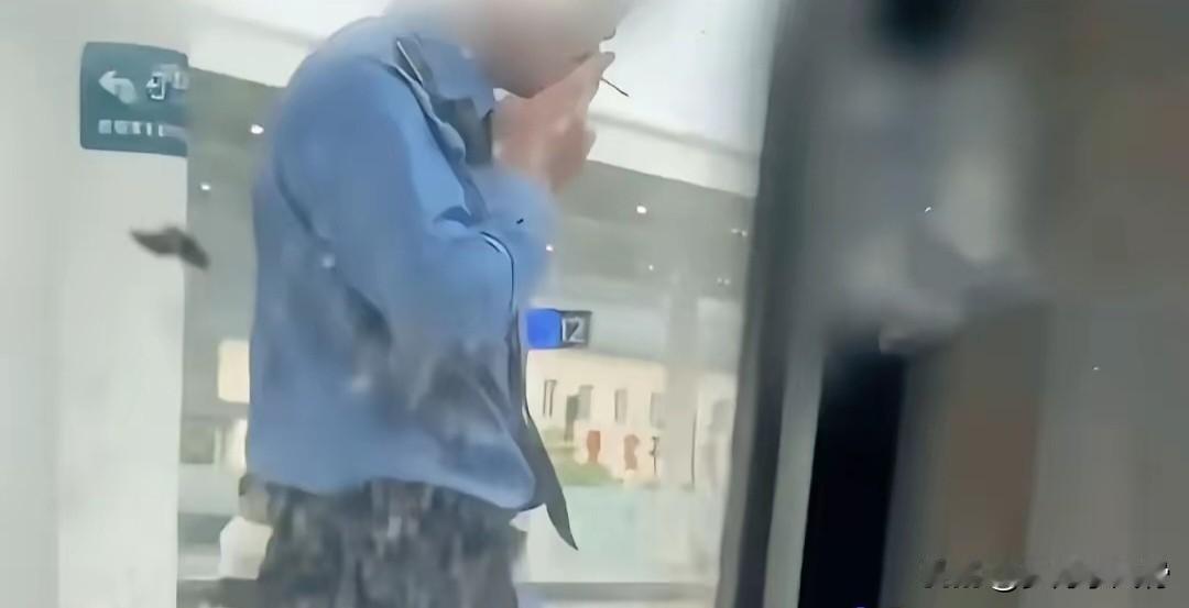 一位工作人员，偷偷抽口烟续命。

结果被一位沈女士全程录像，直接发网上公开处刑，