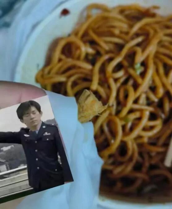 外卖吃到烟头好恶心🤢
今天点了一份炸酱面，然后吃了快一半，从底下翻出来烟头，都