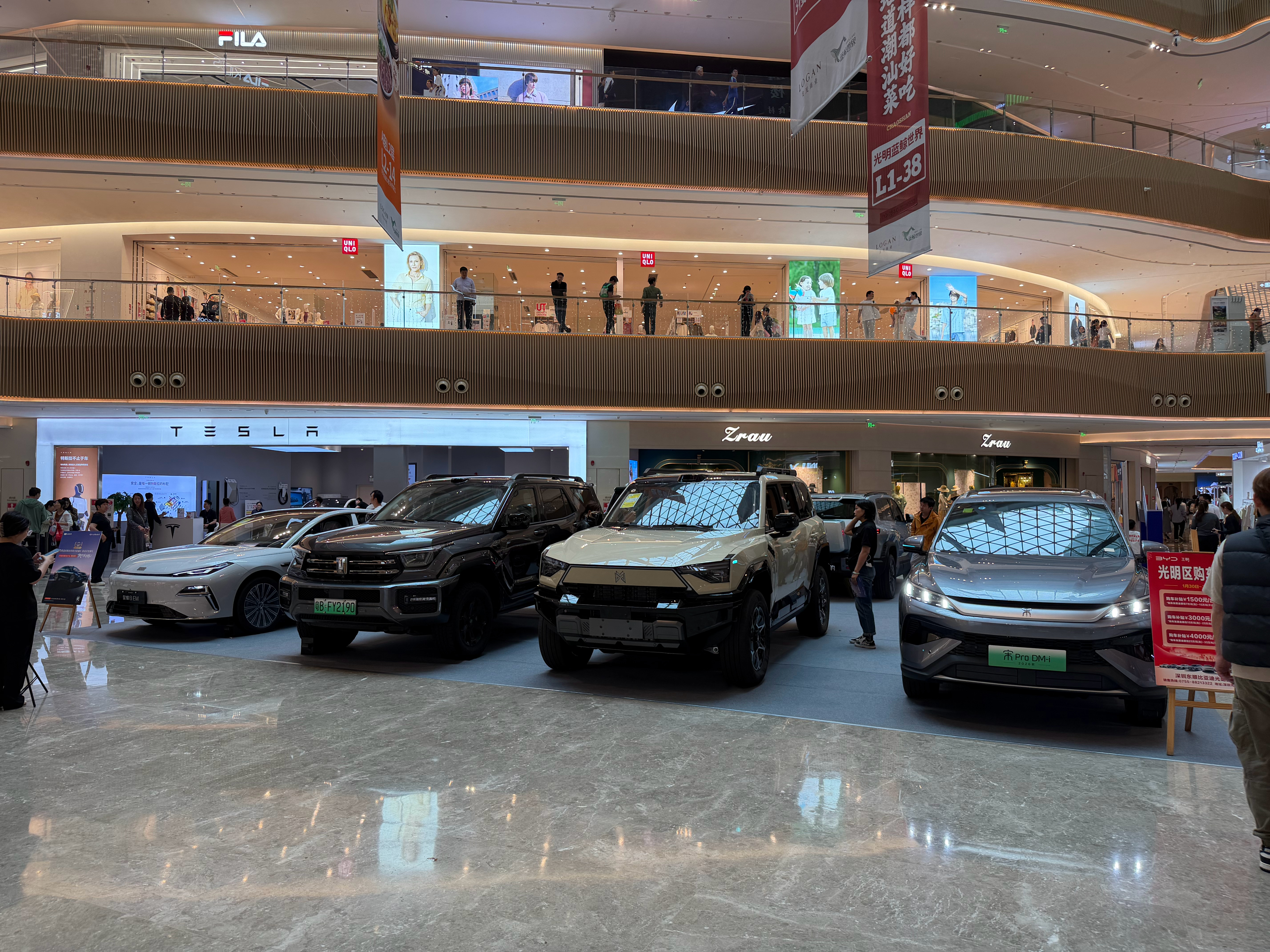 楼下看到“超级车企大混战”，这比去 4s 店方便