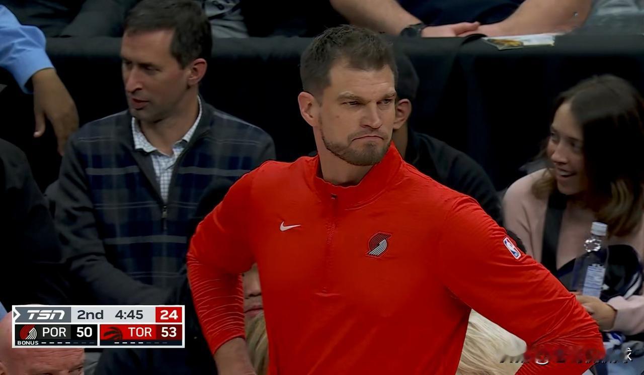 开拓者主帅斯普利特真是太欺负人了！在今天开拓者客场挑战猛龙的比赛中，目前双方的上