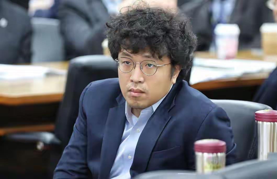 最近，岛内可是闹得沸沸扬扬！那个成天叫嚷“武统”的沈伯洋，这回终是被大陆司法的铁