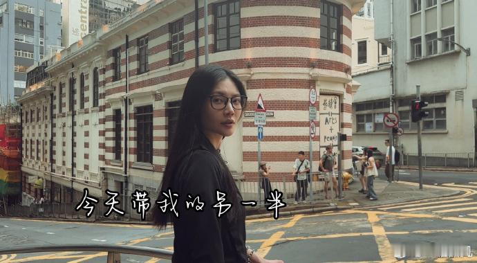 #徐冬冬和26年前的尹子维对望#徐冬冬与尹子维在香港中环的对望，是时光沉淀下的珍