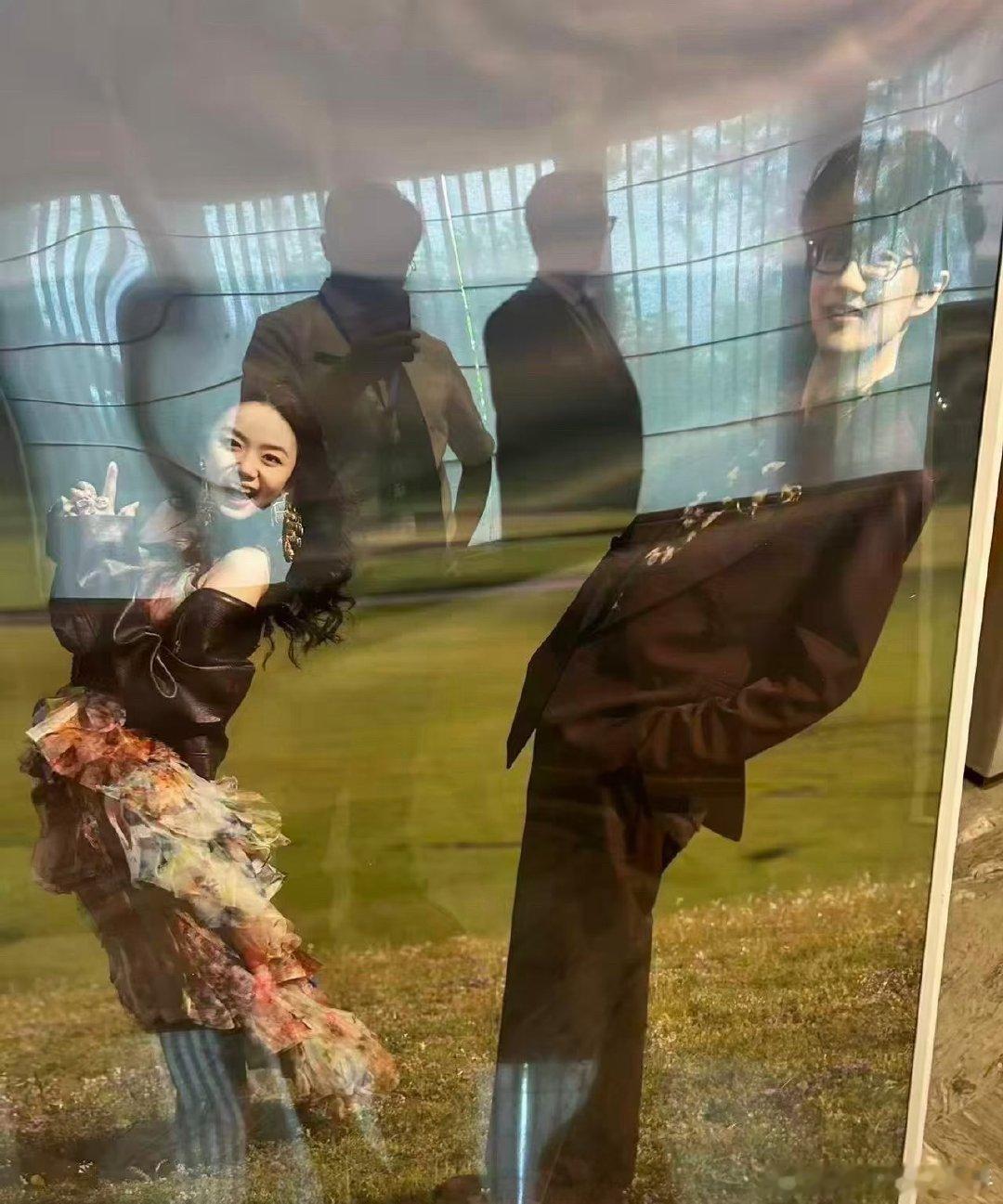 许嵩冯禧结婚照好接地气许嵩冯禧结婚照好接地气啊，年代感满满！[求饶]许嵩冯禧结婚