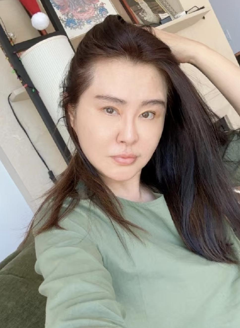 圣诞节，女神王祖贤晒出了一张自己的自拍照，还配文祝福大家心想事成，万事如意！
