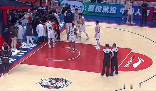 CBA广告牌又导致球员受伤了，赖俊豪被担架抬走



CBA的广告牌真的害人很多