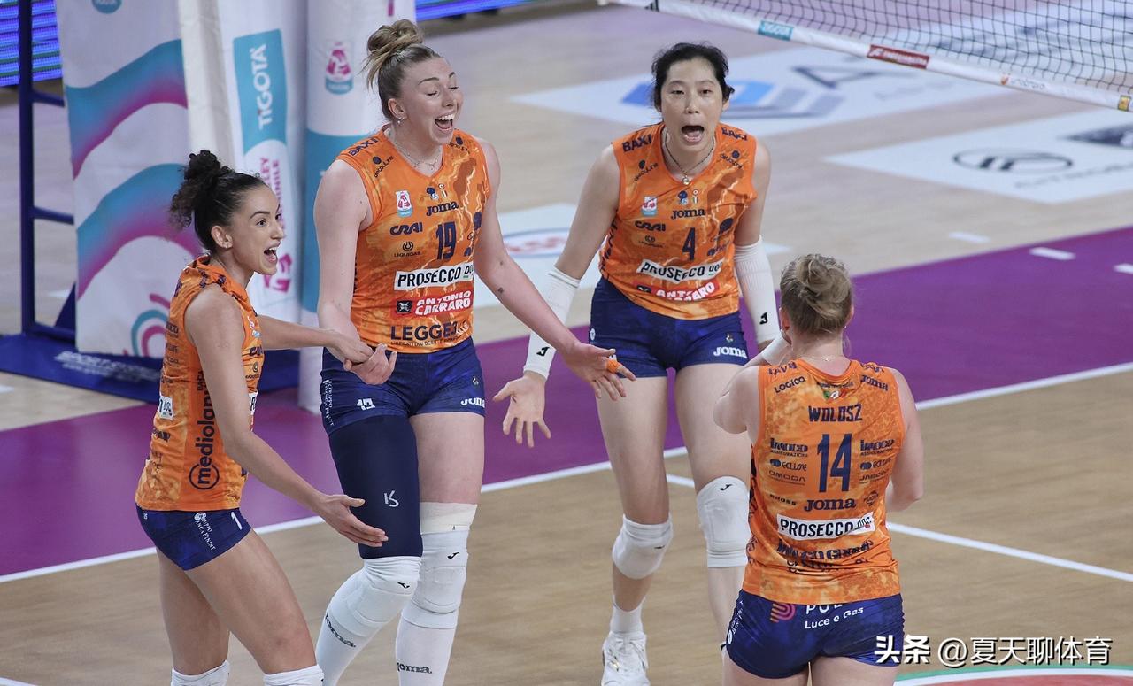 朱婷真的是肉眼可见的疲惫啊！连续2场5局大战后，又首发了打了一场3:0，连续三场