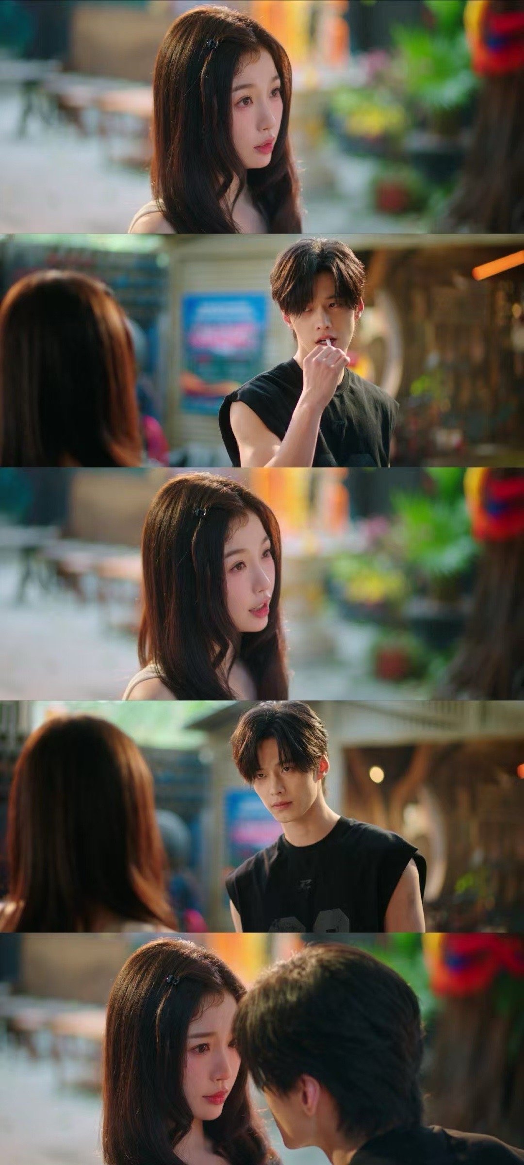 手指碰了一下俩人眼神全乱了 导演太会捕捉细节了。手电递出的那一刻，指尖轻触，两人