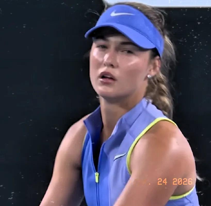 斯瓦泰克第二盘崩盘了！

斯瓦泰克第一盘6-1轻松拿下。
第一盘竟然是卡琳斯卡娅