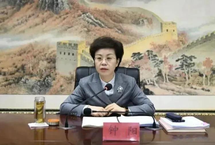 贵州省黔南州州长钟阳靠出卖肉体一路青云，握有实权后，凡被看中男子必须让她脱裤用了