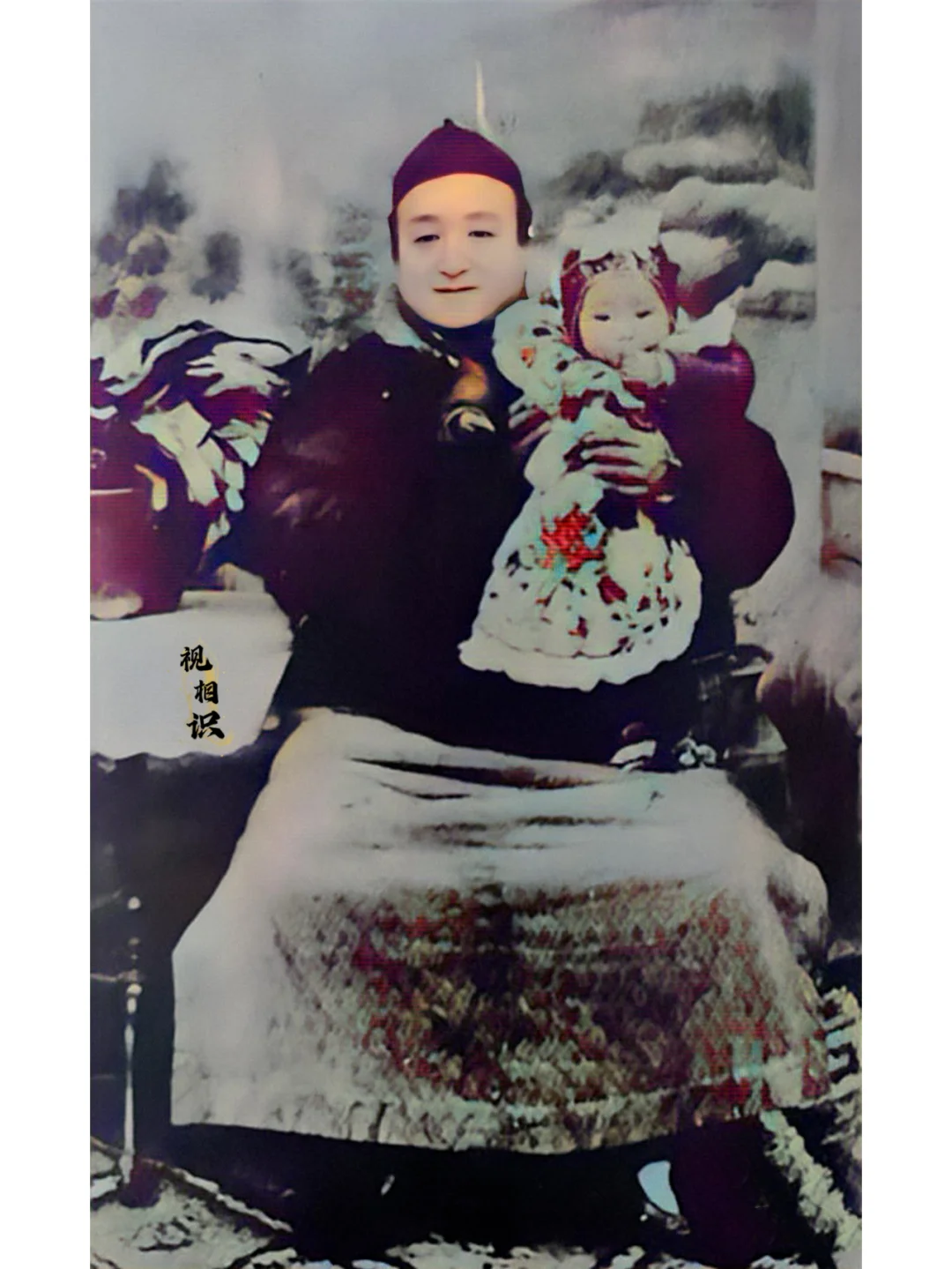 1919年，47岁的“衍圣公”孔令贻抱着女儿的合影，然而谁也没想到，不...