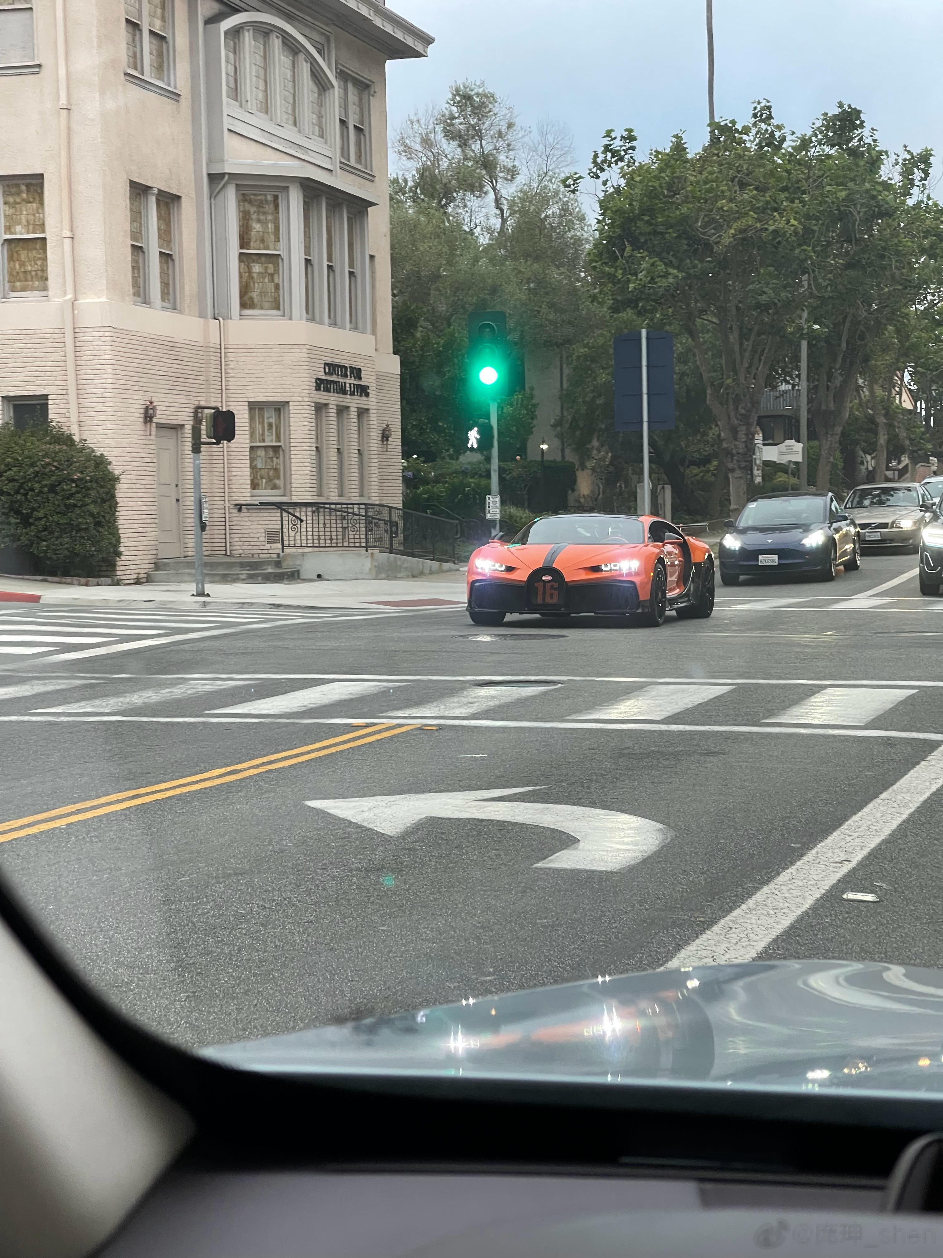 等红灯的时候拍的[嘻嘻] ​​​