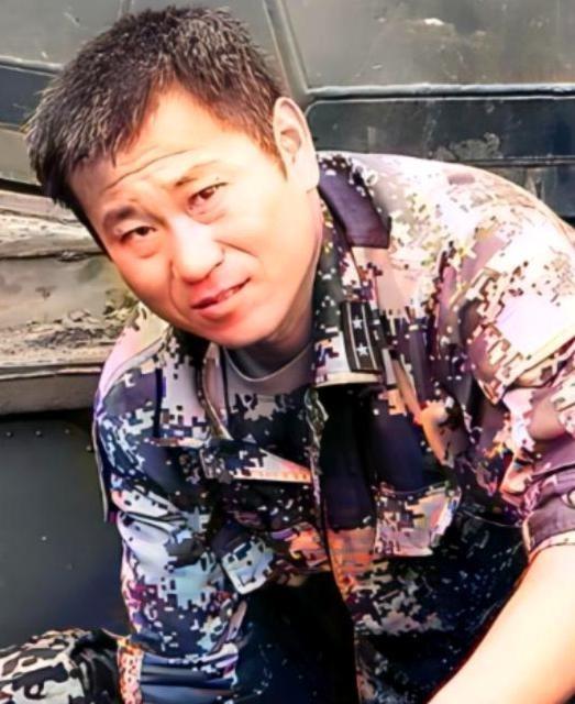 2010年，一辆步战车发生故障，厂家维修要20万，忽然，一人检查后：“两块五，不