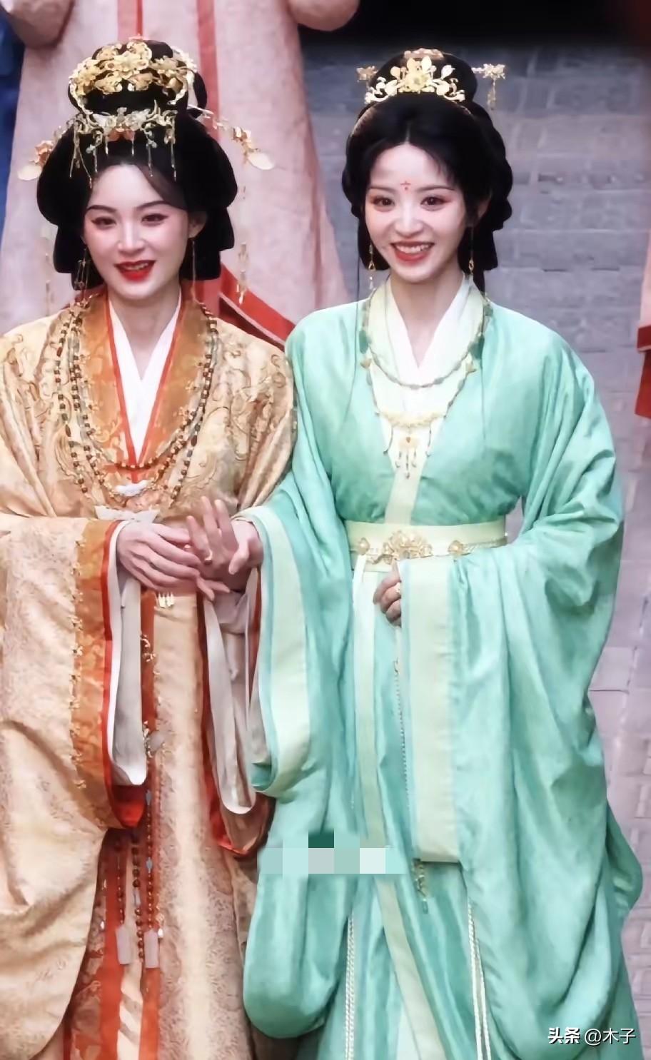 给比自己胖30斤的前辈送S码保暖衣，本该是尴尬的乌龙，没想到却让毛林林当众真诚致