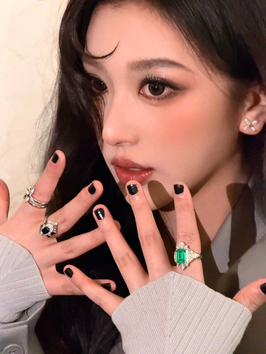 孔雪儿在北京拍的大片释出 孔雪儿长卷发西装戴眼镜完全麻辣女教师啊啊啊啊啊啊！！ 