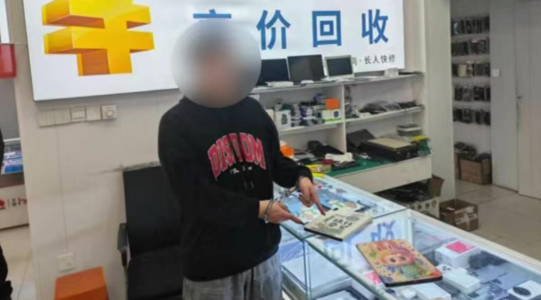 跟你们说个真事儿，听着跟段子似的。四月二十九号上午，临海古城那边有家二手手机店，